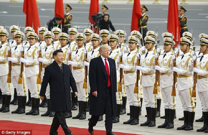 Sáng 9/11, lễ đón chính thức Tổng thống Trump đã diễn ra trọng thể tại Đại lễ đường Nhân dân Trung Quốc. Sau lễ đón, Tổng thống Trump và Chủ tịch Trung Quốc đã có cuộc hội đàm song phương để thảo luận về nhiều vấn đề. Trong đó, thương mại và Triều Tiên là hai vấn đề trọng tâm trong chương trình nghị sự thảo luận hai nhà lãnh đạo. Ảnh: Getty Images.