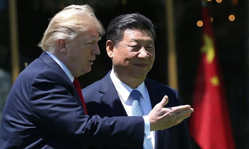 Tổng thống Trump (trái) trao đổi với Chủ tịch Tập Cận Bình tại khu nghỉ dưỡng Mar-a-Lago, Florida. Ảnh: Reuters.