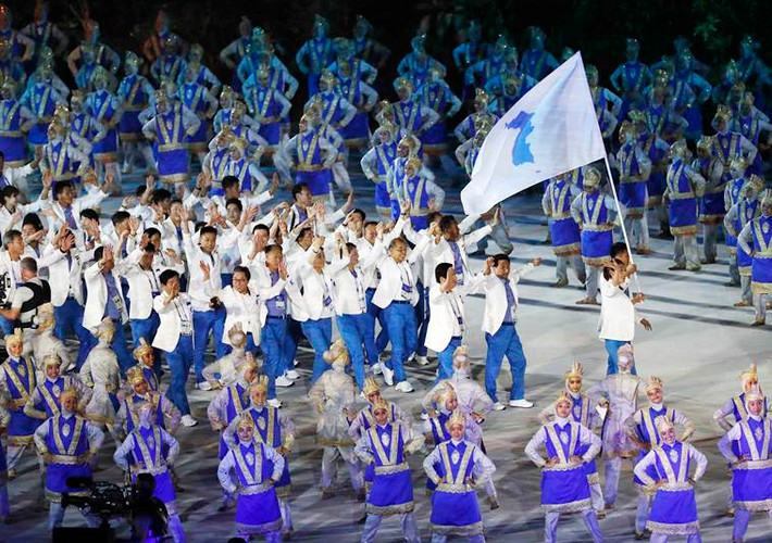 Vận động viên của các đoàn thể thao tham dự ASIAD 2018 tiến vào sân Bung Karno. Các vận động viên đều đã sẵn sàng tranh tài tại ngày hội thể thao lớn nhất Châu Á này. Ảnh: Reuters.