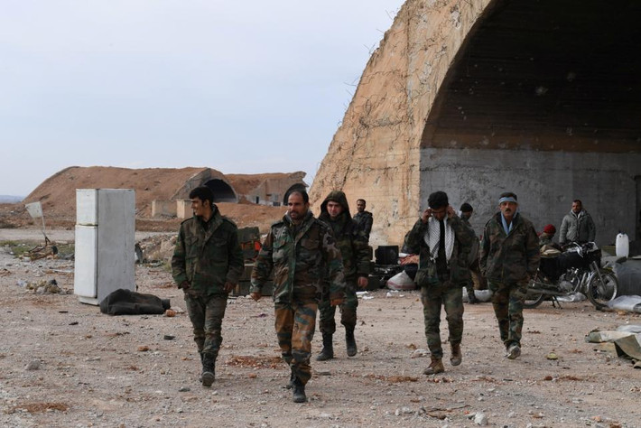 Cùng lúc, lực lượng tiếp viện Syria cũng đã được triển khai tới các khu Jabal al-Turkmen và Salman ở Bắc Latakia, Abu Dali và Abu Omar ở Hama và căn cứ Abu al-Dhohour ở Đông Idlib để chuẩn bị cho chiến dịch quân sự quy mô lớn trong khu vực. Ảnh: Newsweek.