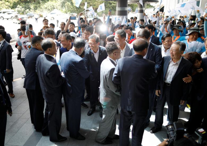 Các công nhân Triều Tiên được chào đón nồng nhiệt khi tới thủ đô Seoul.