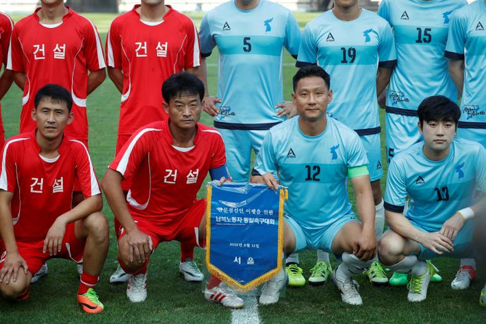 Các công nhân Hàn-Triều chụp ảnh lưu niệm trong trận đấu bóng giao hữu ở thủ đô Seoul cuối tuần trước.