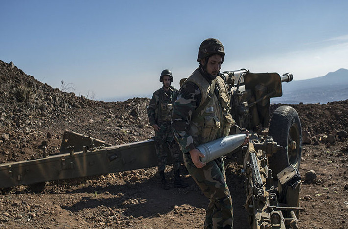 Cùng lúc, Không quân Syria dồn dập không kích các thị trấn Ma’arat Al-Nu’man và Khan Sheikhoun. Được biết, tuyến đường chính nằm giữa Ma’arat Al-Nu’man và Khan Sheikhoun là một trong những tuyến đường tiếp vận quan trọng nhất đối với phiến quân HTS ở Nam Idlib. Ảnh: Sputnik.