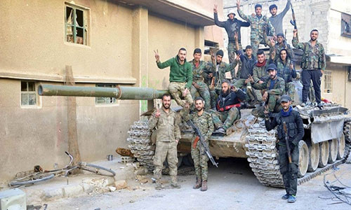 “Quân đội Syria đã ném bom dữ dội xuống chiến hào của các tay súng thánh chiến gần thị trấn Sukeek và Al-Taman’ah”, nguồn tin cho hay. Ảnh: FNA.