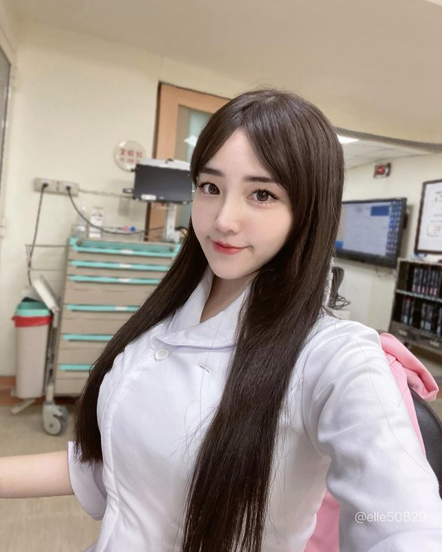 Elle Li được mệnh danh là " nữ y tá xinh đẹp nhất Đài Loan". Hình ảnh của cô thường xuyên được một số trang tin như Sohu, Chinatimes đăng tải bài viết. Cư dân mạng cũng dành nhiều lời khen ngợi cho nhan sắc ngọt ngào của người đẹp.