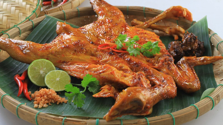 1. Gà nướng bản Đôn: Đây là một trong những món đặc sản nổi tiếng Đắk Lắk. Món ăn được làm từ gà được nuôi thả rông tự do, thức ăn chính là cỏ non, côn trùng và lúa rẫy nên có hương vị thơm ngon đặc trưng hấp dẫn du khách. Ảnh: Pinterest.