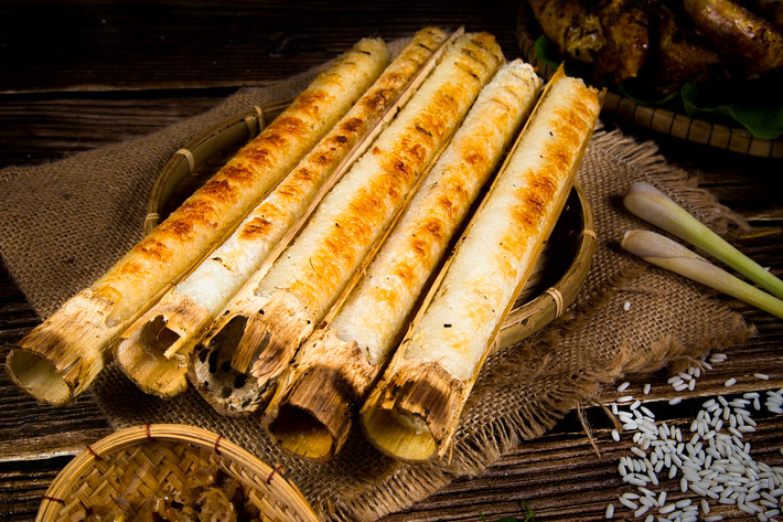 5. Cơm lam: Cơm lam ở Đắk Lắk được làm từ gạo nếp rẫy ngâm cùng lá thơm qua một đêm, rồi được cho vào chừng 2 phần ống nứa non. Tiếp đó, người nấu cho từng giọt nước suối vào từng ống một, công đoạn này cần sự cẩn thận, tỉ mỉ để lượng nước vừa đủ sao cho cơm không bị sống hoặc bị nhão vì thiếu hay thừa nước. Dùng lá chuối rừng đã được hơ qua lửa nóng làm nút thắt cho ống nứa non. Ảnh minh họa: @wcolditz.