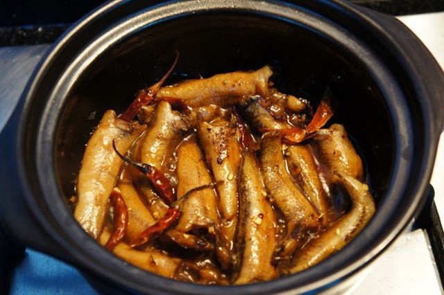 2. Cá bống kho riềng: Nếu có dịp đến Đắk Lắk, bên cạnh thưởng ngoạn những cảnh đẹp thì bạn đừng quên tìm và thưởng thức món cá bống thác kho riềng. Ảnh: Đại Đoàn Kết.