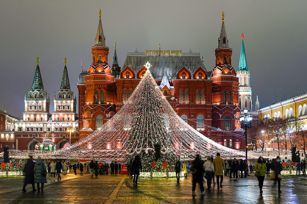 Nhiều thành phố của nước Nga, trong đó có thủ đô Moscow, đã trang hoàng rực rỡ đón năm mới 2021. Ảnh chụp tại Quảng trường Manezhnaya trước Bảo tàng Lịch sử ở thủ đô Moscow. (Nguồn ảnh: RBTH)