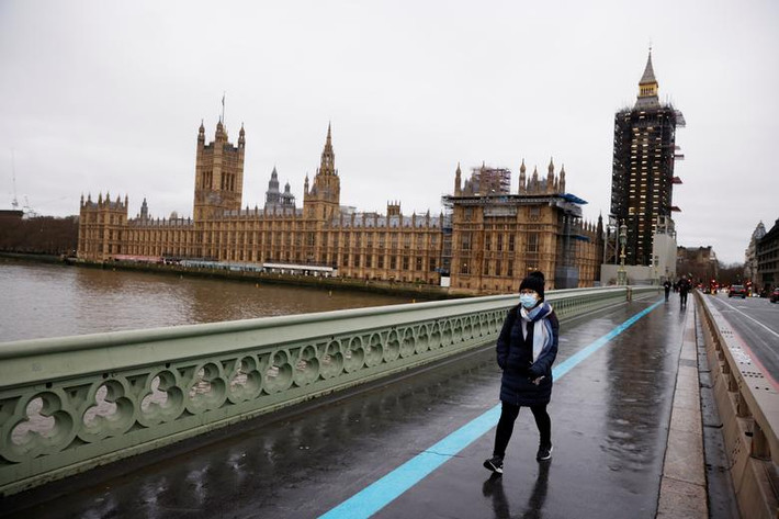 Thủ tướng Boris Johnson cho biết, thủ đô London và phần lớn khu vực đông nam nước Anh bị phong tỏa từ ngày 20/12 trong nỗ lực nhằm ngăn chặn sự lây lan của dịch bệnh. Ảnh: Reuters.