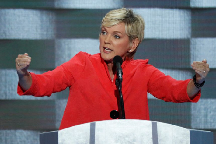 Jennifer Granholm từng làm Thư ký cho Thẩm phán Damon Keith và năm 1995, bà được bổ nhiệm vào Văn phòng chính phủ cấp hạt ở Detroit, Michigan. Ảnh: Reuters.