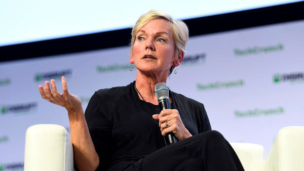 Theo Politico, bà Granholm đã xây dựng hình ảnh như một nhân vật có thể giúp ngành công nghiệp của Mỹ chuyển đổi sang nền kinh tế dùng năng lượng sạch, một quá trình mà chính trị gia Joe Biden đã cam kết là một trong 4 mục tiêu hàng đầu của ông. Ảnh: Getty.