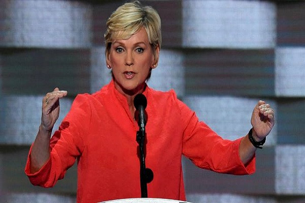 Hãng Reuters dẫn hai nguồn thạo tin cho biết, Tổng thống đắc cử Mỹ Joe Biden dự kiến sẽ đề cử bà Jennifer Granholm (ảnh) làm Bộ trưởng Năng lượng Mỹ trong chính quyền tương lai của ông. Ảnh: Getty.