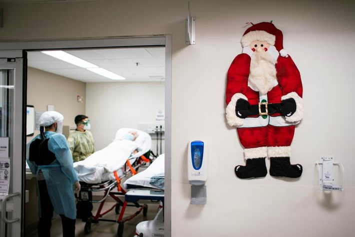 Hình ông già Noel được dán bên ngoài phòng cấp cứu tại trung tâm y tế Trinitas Regional ở Elizabeth, New Jersey (Mỹ) ngày 16/12.