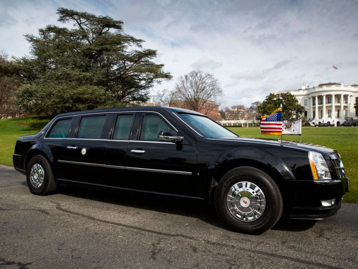 Những chiếc limousine mà Phó Tổng thống sử dụng nhỏ hơn đáng kể so với chiếc "Quái thú" của Tổng thống Mỹ. Tuy nhiên, chúng cũng có những tính năng bảo vệ tương đương. Xe chở Phó Tổng thống và Tổng thống đều được bọc thép dày, có khả năng chống đạn và chống bom. Ảnh: Chiếc limousine của Phó Tổng thống Mike Pence. Ảnh: Getty.
