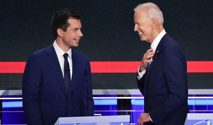 Ngày 15/12, Tổng thống đắc cử Mỹ Joe Biden (phải) đã lựa chọn cựu Thị trưởng thành phố South Bend (bang Indiana) Pete Buttigieg (trái) làm Bộ trưởng Giao thông Vận tải trong chính quyền mới. Ảnh: Getty.
