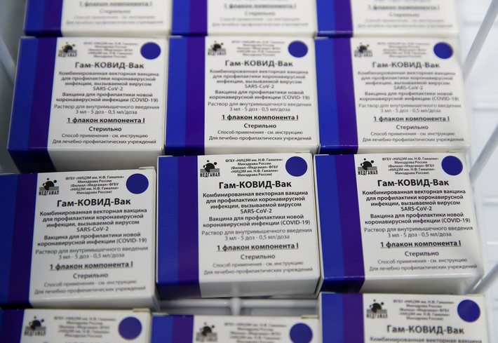 Nga hiện phát triển hai loại vaccine chống Covid-19. Ngoài Sputnik-V, một loại vaccine khác đang được Viện nghiên cứu Vector của Siberia phát triển. Cả hai loại vaccine này vẫn đang trong quá trình thử nghiệm cuối cùng.
