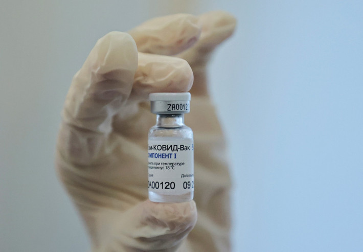 Sputnik-V, vaccine chống Covid-19 đầu tiên của Nga, bắt đầu được tiêm chủng đại trà cho người dân thủ đô Moscow từ ngày 5/12. Khoảng 70 phòng khám tại thành phố này được phân phối Sputnik-V để tiến hành tiêm cho người dân.