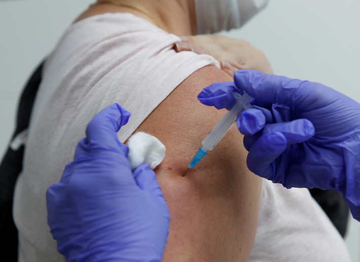 “Trong 5 giờ đầu tiên kể từ khi thông báo, 5.000 người đăng ký được tiêm vaccine, bao gồm các giáo viên, bác sĩ, nhân viên xã hội. Họ là những người đang mạo hiểm sức khỏe và tính mạng của mình nhiều nhất", Thị trưởng Moscow Sergei Sobyanin cho biết.