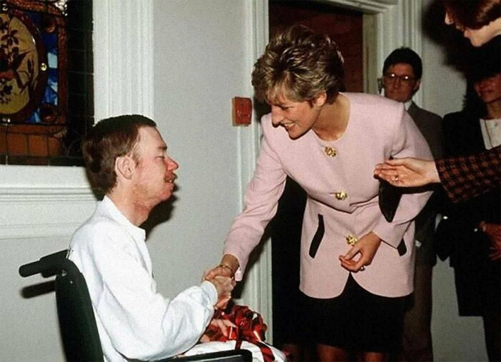 Công nương Diana không dùng găng tay bắt tay với một bệnh nhân AIDS năm 1991.