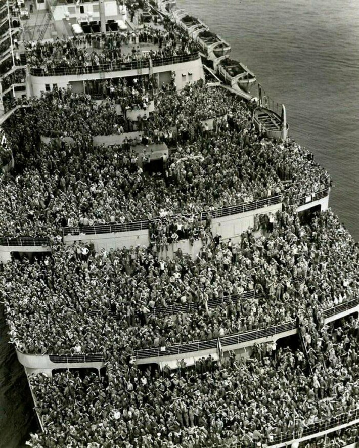Những người lính quay trở về từ Thế chiến II, năm 1945.