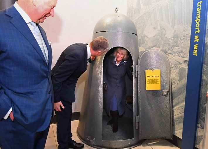 Thái tử Charles và vợ, bà Camilla, tham quan Bảo tàng Giao thông Vận tải London ngày 4/3/2020.
