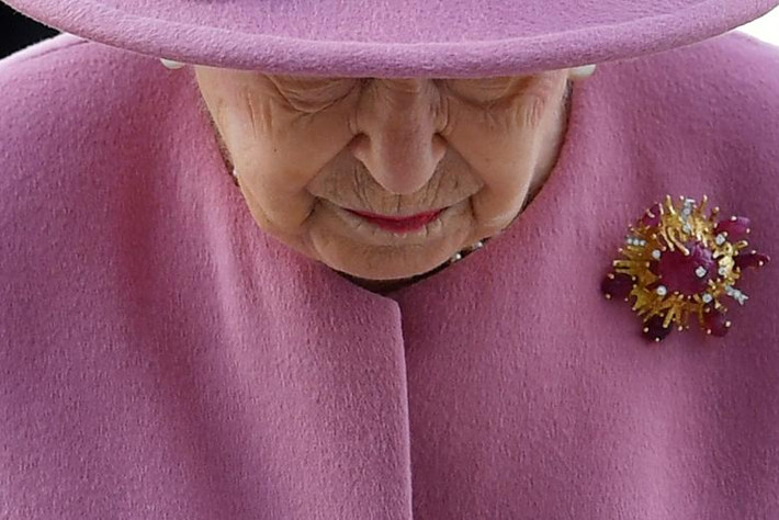 Nữ hoàng Elizabeth II trong chuyến thăm Trung tâm Phân tích Năng lượng tại Viện Thí nghiệm Công nghệ và Khoa học Quốc phòng gần Salisbury hồi tháng 10/2020.