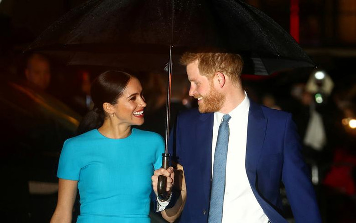 Vợ chồng Hoàng tử Harry "tay trong tay" đi tham dự một sự kiện ở London, Anh, ngày 5/3.