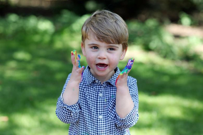 Tiểu Hoàng tử Louis, con trai của Hoàng tử William và Công nương Kate, tròn 2 tuổi vào ngày 23/4/2020. Tiểu Hoàng tử Anh Louis đã rất phấn khích khi được mẹ cho vẽ cầu vồng để gửi lời cảm ơn tới các nhân viên của Cơ quan Y tế Quốc gia Anh (NHS).