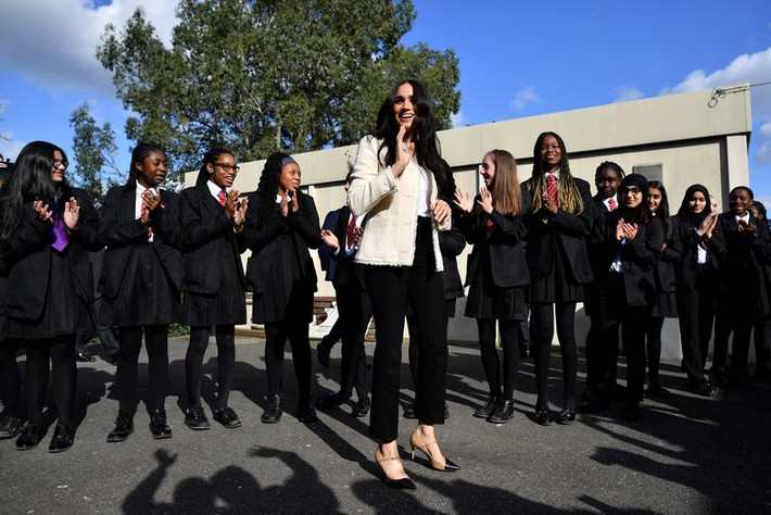 Công nương Meghan Markle, vợ của Hoàng tử Harry, cười tươi khi được các học sinh chào đón tại trường Robert Clack ở Essex, Anh, ngày 6/3.