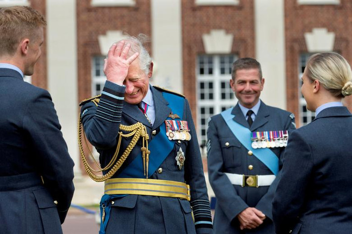 Thái tử Charles, con trai của Nữ hoàng Anh Elizabeth II, gặp gỡ các sinh viên tốt nghiệp tại trường Cranwell thuộc Không quân Hoàng gia Anh, ngày 16/7.