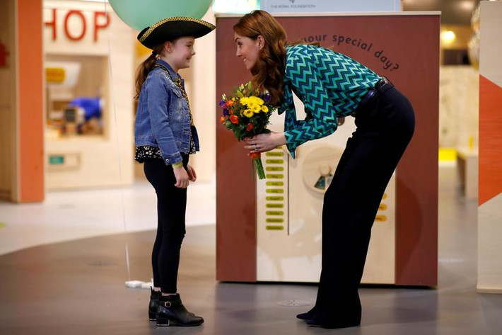 Công nương Kate Middleton, vợ của Hoàng tử William - cháu nội Nữ hoàng Elizabeth II, trò chuyện với một bé gái trong chuyến thăm Viện bảo tàng khoa học Birmingham hồi tháng 1/2020.