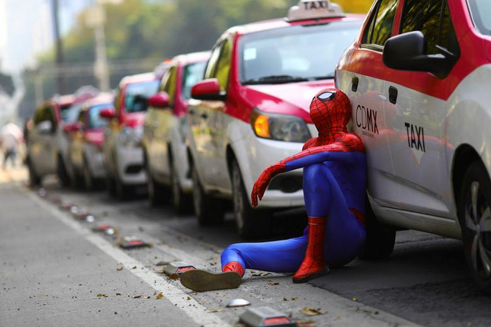 "Người nhện" ngồi cạnh một chiếc taxi khi các tài xế tổ chức cuộc biểu tình phản đối các ứng dụng gọi xe như Uber, Cabify và Didi tại Mexico City, Mexico, ngày 12/10/2020.