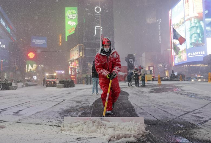 Một công nhân dọn tuyết trên đường phố ở Manhattan, thành phố New York, ngày 16/12.