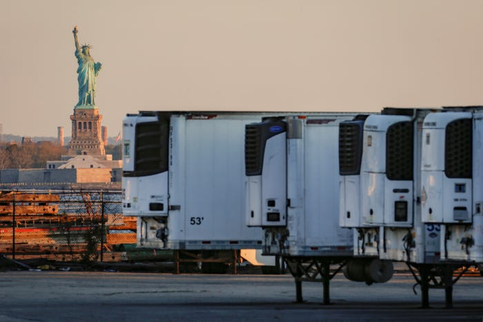 Số ca tử vong vì COVID-19 ở New York cao đến nỗi nhiều thi thể phải bảo quản trong xe tải thùng đông lạnh.