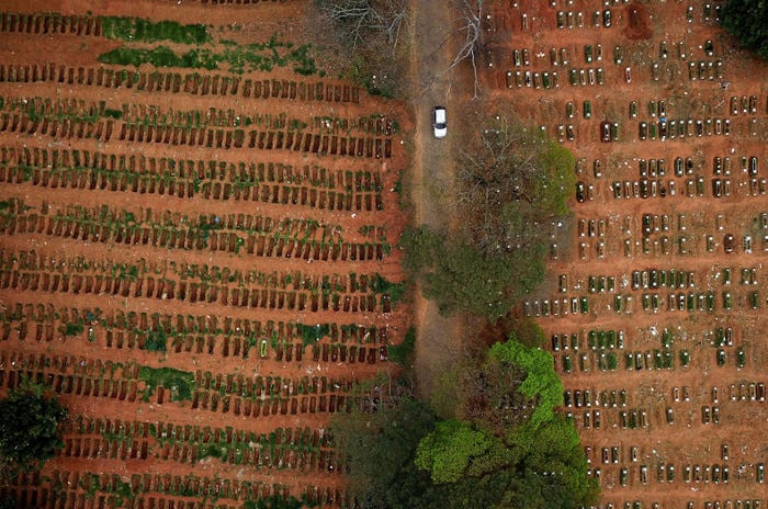 Vào tháng 7/2020, Tổng thống Brazil Jair Bolsonaro thông báo rằng ông đã có kết quả xét nghiệm dương tính với COVID-19. Khi đó, Brazil đã trở thành "tâm dịch" COVID-19. Ảnh chụp nghĩa trang Vila Formosa trong đợt bùng phát COVID-19 ở Sao Paulo, Brazil, ngày 16/7/2020.