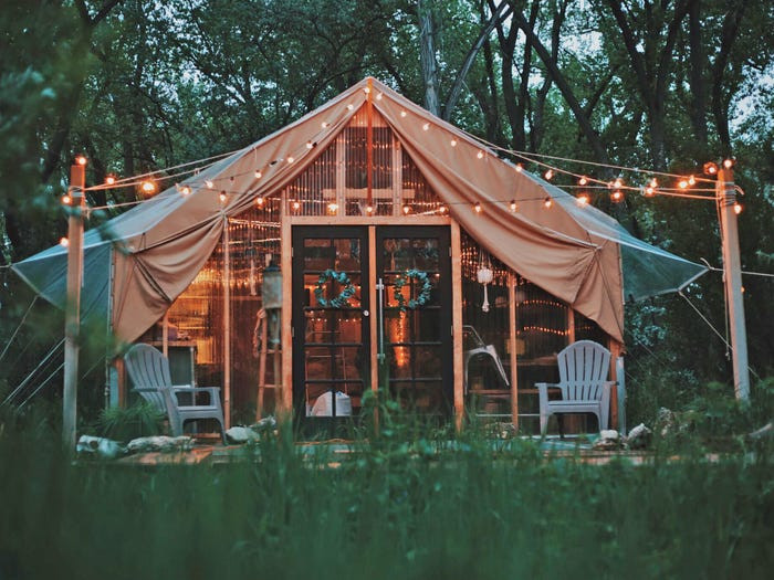 "Túp lều" này của Zac và Katie Ruiz ở ngoại ô New Mexico (Mỹ), cũng rộng khoảng 27 m2. Họ chuyển vào đây sống cùng hai cậu con trai vào năm 2017.