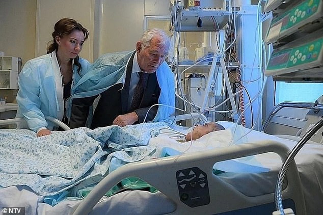 Ganieva không giải thích được nguyên nhân các vết thương của Aisha nên các bác sĩ tại bệnh viện đã báo cảnh sát.