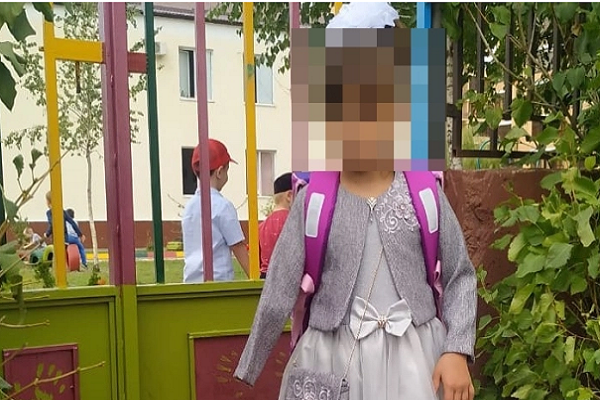 "Ganieva đã đánh đập cháu gái vì bất kỳ lỗi lầm nào từ tháng 12/2018 đến tháng 7/2019. Hậu quả của vụ bạo hành là bé gái bị thương nặng đến nỗi phải cắt cụt một phần cánh tay phải", Công tố viên Maksharip Dobriev nói với truyền thông địa phương.