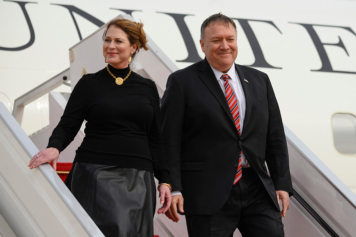 Susan Pompeo vẫn là hậu phương vững chắc của chồng sau khi ông trở thành Ngoại trưởng Mỹ vào tháng 4/2018. Bà xuất hiện bên cạnh chồng trong nhiều chuyến công du. Ảnh: Fr24news.