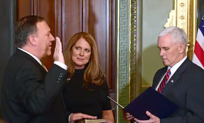 Bà tiếp tục ủng hộ chồng sau khi ông Mike Pompeo nhậm chức Giám đốc Cơ quan Tình báo Trung ương Mỹ vào tháng 1/2017. Ảnh: Bà Susan bên cạnh chồng khi ông tuyên thệ nhậm chức Giám đốc CIA. Ảnh: Bloomberg.