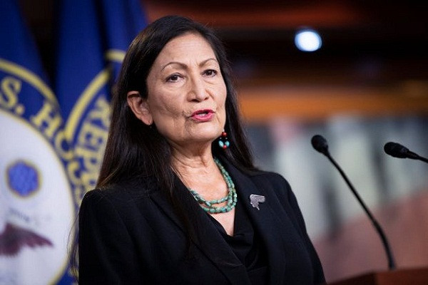 Nếu được Thượng viện phê chuẩn, bà Deb Haaland sẽ trở thành người Mỹ bản địa đầu tiên điều hành Bộ Nội vụ Mỹ. Ảnh: WSJ.