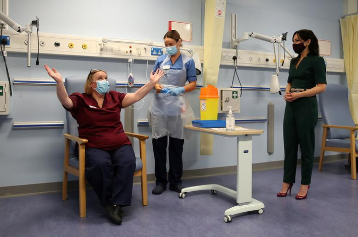 Ông Simon Stevens, người đứng đầu Cơ quan Y tế Quốc gia Anh (NHS) cho rằng việc tiêm vắc xin COVID-19 đánh dấu "bước ngoặt quyết định trong cuộc chiến chống virus corona". Ảnh: Reuters.