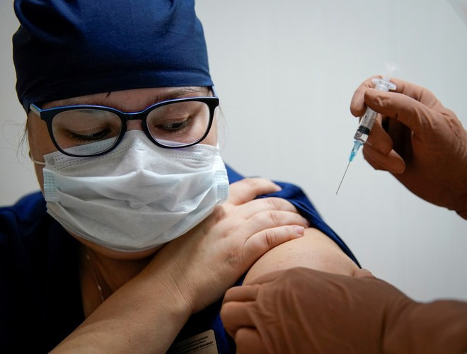 Đối tượng được tiêm Sputnik-V đợt đầu là nhóm dưới 60 tuổi. Theo Reuters, nhóm được ưu tiên tiêm chủng là các bác sĩ, nhân viên y tế, giáo viên và nhân viên hoạt động xã hội vì đây là các nhóm có nguy cơ nhiễm bệnh cao nhất. Những người có bệnh nền, phụ nữ mang thai và người mắc bệnh đường hô hấp trong hai tuần qua không được phép tiêm Sputnik-V. Ảnh: Reuters.