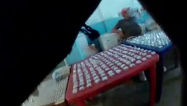 Tại đây, các tù nhân công khai sử dụng và buôn bán ma túy trong nhà tù,...