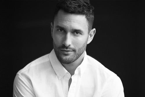 Noah Mills, sinh năm 1983, là diễn viên, người mẫu nổi tiếng Canada.