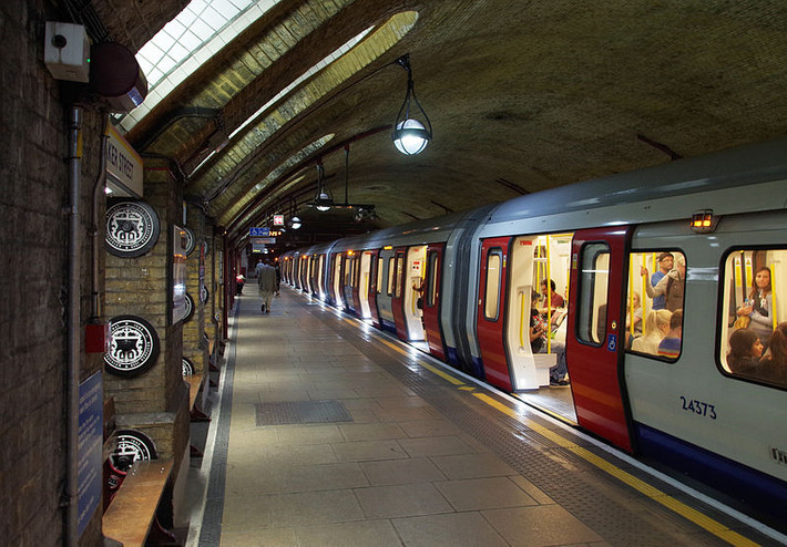 London Underground, được khai trương vào năm 1863, là mạng lưới tàu điện ngầm lâu đời nhất trên thế giới. Ảnh: Wikipedia.