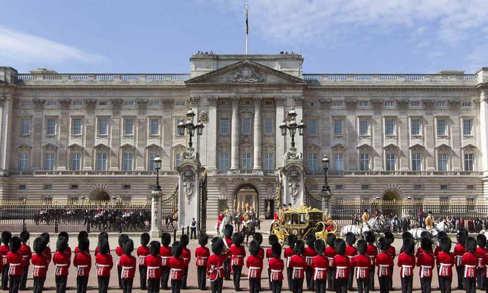 Nữ hoàng Elizabeth II sống trong Cung điện Buckingham. Theo Urbanest, khi bà có mặt tại cung điện này, bạn có thể nhìn thấy lá cờ hoàng gia tung bay trên cột cờ. Ảnh: OT.