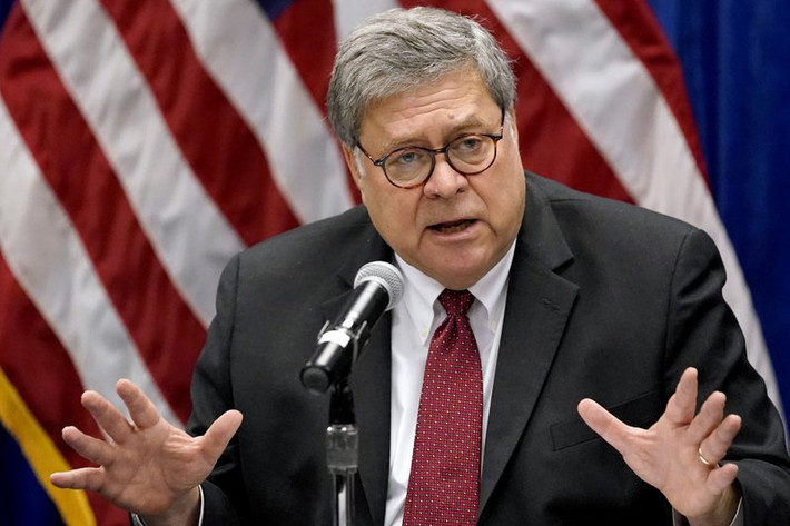 Sau đó, ông chuyển tới thủ đô Washington để làm việc với tư cách là nhà phân tích tình báo cho Cơ quan Tình báo Trung ương Mỹ (CIA) trong khi tham gia một lớp học buổi tối tại trường Luật thuộc Đại học George Washington, tốt nghiệp năm 1977. Ảnh: AP.
