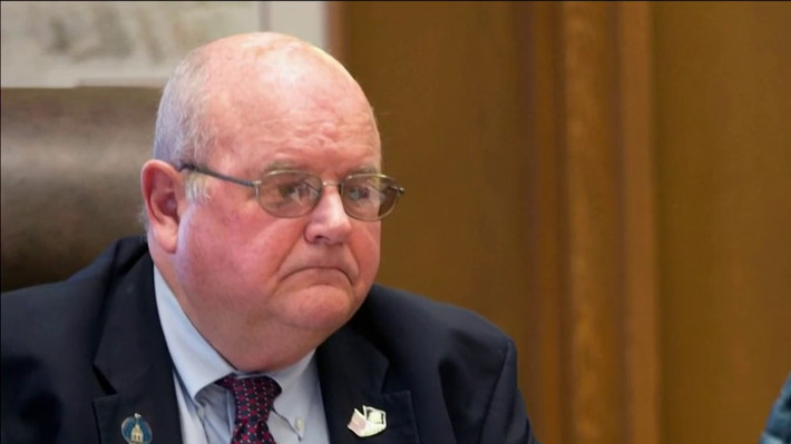 Chủ tịch Hạ viện bang New Hampshire Dick Hinch từng tham gia vào công việc kinh doanh bất động sản ở Merrimack, bang New Hampshire. Ông được bầu vào Hạ viện bang này từ năm 2008. Ảnh: NBC.